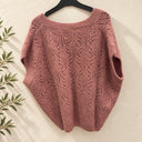 Prototype n°081 : pull sans manches vieux rose en maille ajourée à motifs de feuilles, taille unique, fabriqué en Italie.