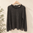 Prototype – Blouse Fantine à col volanté – Dentelle noire – XXL – N°083 — fond écru, cintre en bois et branches d’olivier