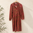 Prototype – Robe longue fleurie boutonnée – Framboise et brun – S – N°084 — fond écru, cintre en bois et branches d’olivier