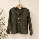 Prototype – Veste blouse – Vert – S – N°085 — fond écru, cintre en bois et branches d’olivier