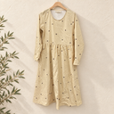 Prototype – Robe à fleurs brodées – Velours milleraies blanc cassé – S – N°088 — fond écru, cintre en bois et branches d’olivier