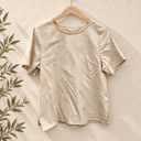 Prototype – Haut – Blanc cassé – S – N°089 — fond écru, cintre en bois et branches d’olivier