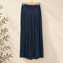 Prototype – Jupe à pois – Crêpe de viscose – XS – N°092 — fond écru, cintre en bois et branches d’olivier