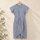 Prototype – Robe marinière – Bleu et blanc – S – N°093 — fond écru, cintre en bois et branches d’olivier