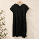 Prototype – Robe longue – Noir à points dorés – S – N°095 — fond écru, cintre en bois et branches d’olivier