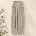 Prototype – Pantalon – Toile de coton rayée – S – N°098 — fond écru, cintre en bois et branches d’olivier
