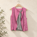 Prototype – Veston – Rose – S – N°099 — fond écru, cintre en bois et branches d’olivier