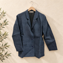 Prototype – Veste de costume – Lin bleu – S – N°102 — fond écru, cintre en bois et branches d’olivier