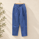 Prototype – Pantalon – Lin – S – N°103 — fond écru, cintre en bois et branches d’olivier