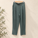Prototype – Pantalon – Viscose – M – N°104 — fond écru, cintre en bois et branches d’olivier