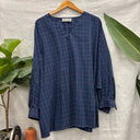 Prototype – Blouse col V – Tissu à carreaux – Marine, bleu et jaune-vert – Taille unique – N°015 - Quintessence