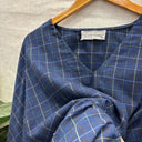 Prototype – Blouse col V – Tissu à carreaux – Marine, bleu et jaune-vert – Taille unique – N°015 - Quintessence