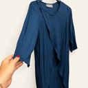 Prototype n°105 – Tunique en viscose bleue – Taille S – Détail de la manche