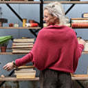 Pull asymétrique Quiterie — maille douce cerise - Quintessence