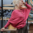 Pull asymétrique Quiterie — maille douce cerise - Quintessence