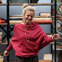 Pull asymétrique Quiterie — maille douce cerise - Quintessence
