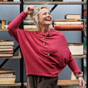 Pull asymétrique Quiterie — maille douce cerise - Quintessence