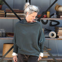 Pull asymétrique Quiterie — maille douce vert de gris - Quintessence