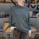 Pull asymétrique Quiterie — maille douce vert de gris - Quintessence