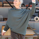 Pull asymétrique Quiterie — maille douce vert de gris - Quintessence