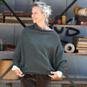 Pull asymétrique Quiterie — maille douce vert de gris - Quintessence