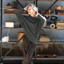 Pull asymétrique Quiterie — maille douce vert de gris - Quintessence