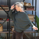 Pull asymétrique Quiterie — maille douce vert de gris - Quintessence