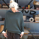Pull asymétrique Quiterie — maille douce vert de gris - Quintessence