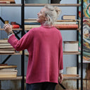 Pull col roulé Aveline — maille douce cerise - Quintessence