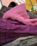 Matières d'automne Quintessence : velours côtelé, tissu prune froncé et broderie rose