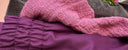 Matières d'automne Quintessence : velours côtelé, tissu prune froncé et broderie rose