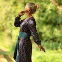 Robe Adélaïde — Velours milleraies bleu paon fleuri - Quintessence