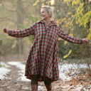 Femme portant une robe à carreaux à manches longues