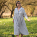 Robe Hazel- Coton rayé bleu brodé porté | atelier à Roubaix