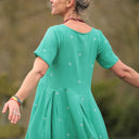 Robe Louisa - Double gaze de coton brodée vert pep's - Quintessence