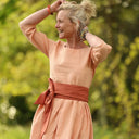 Robe Louisa manches 3/4 Lin abricot porté | atelier à Roubaix