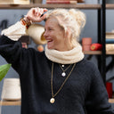 Snood Nilo sherpa crème 14 cm, porté avec le pull Christina