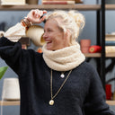 Snood Nilo sherpa crème 20 cm, porté avec le pull Christina