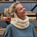 Snood Nilo sherpa crème 20 cm, porté avec le pull Quiterie céladon