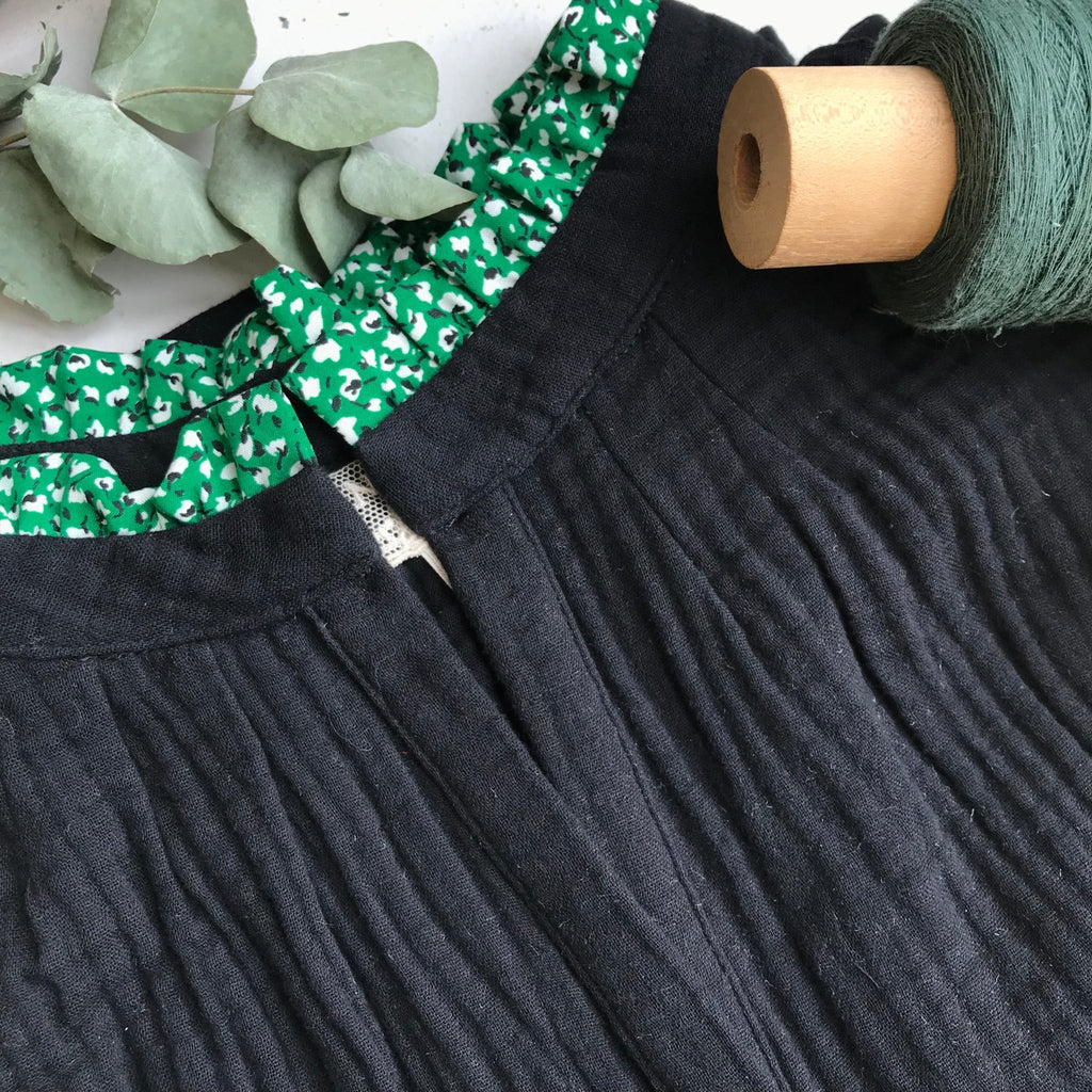 Blouse Carole - Triple gaze de coton noir col fleuri vert - Quintessence