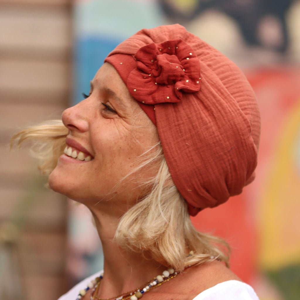 La coiffe Victoire gaze de coton terracotta - fleur tomette/or - Quintessence