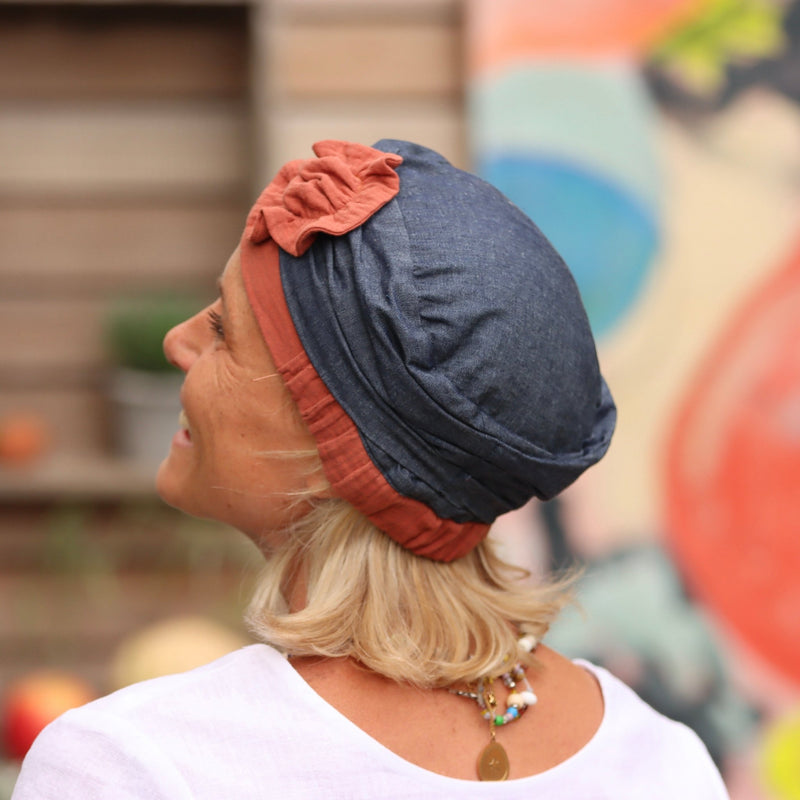 La coiffe Victoire jean de coton bleu - fleur gaze terracotta - Quintessence