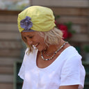 La coiffe Victoire lin jaune vif - fleur parme - Quintessence