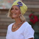 La coiffe Victoire lin jaune vif - fleur parme - Quintessence